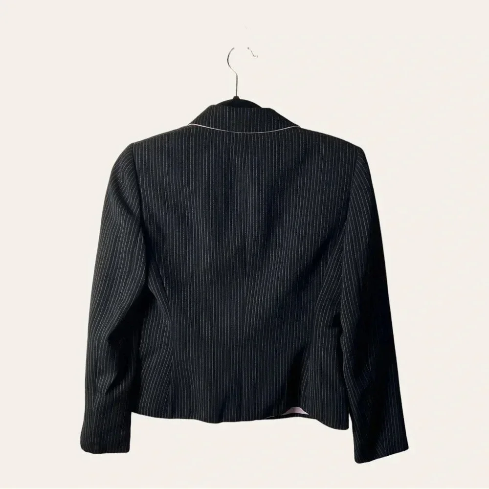 1102. TAHARI ARTHUR S. LEVINE BLAZER PIN STRIPE BACK AND PINK SIZE‎ 4P